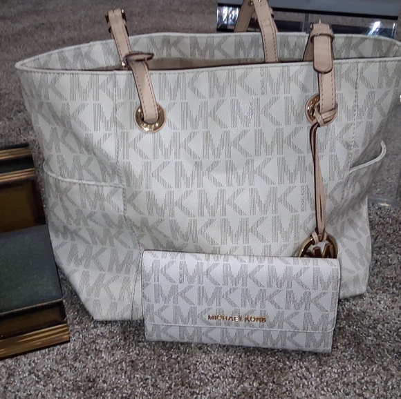 HAND BAGS, CROSSBODY & WALLETS - Picture 7 of 10